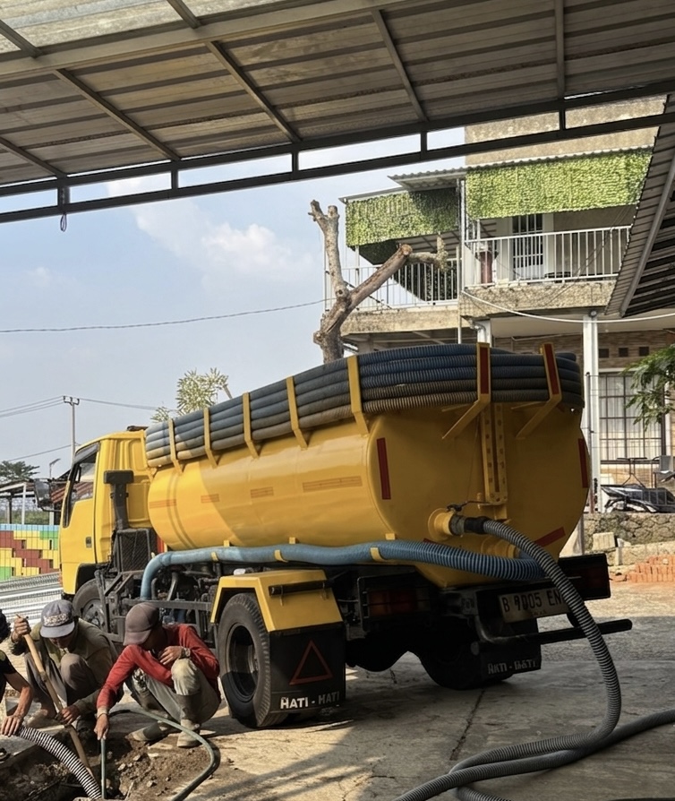 Truk Sedot WC Sinar Area sedang melayani pelanggan di Bogor